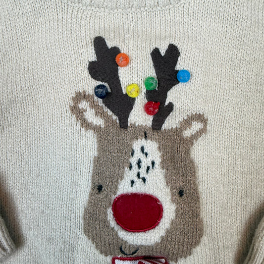 Beiger Kinder-Strickpullover mit Rentier-Motiv und roter Nase – detail