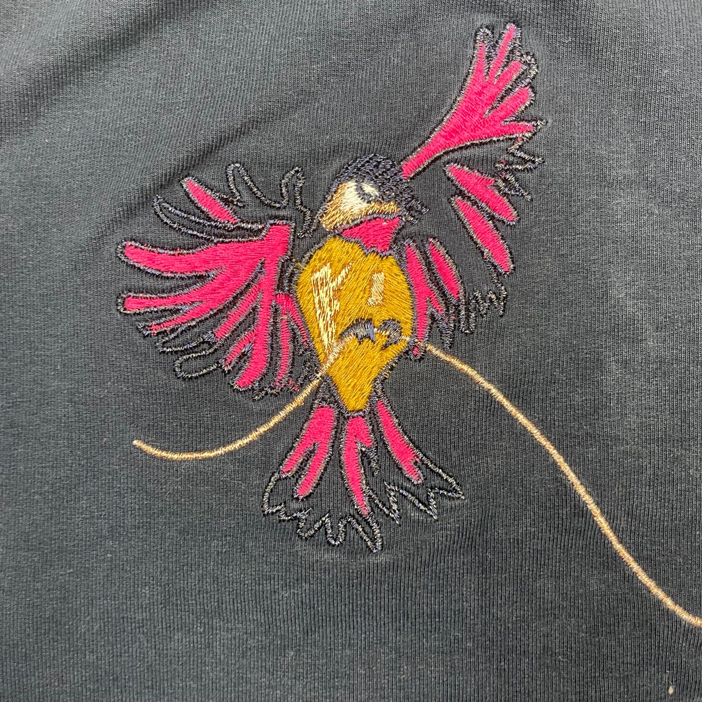 Dunkelblaues Sweatshirt von Name it mit Vogel- und Bienen-Stickerei, Größe 110 – detail