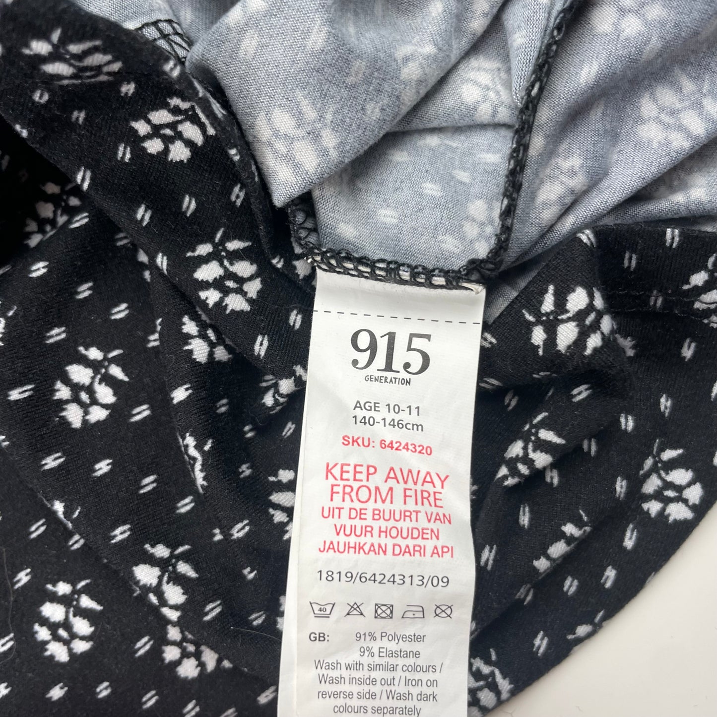 Schwarzes Kleid mit weißen Blumenmuster für Mädchen 140-146 cm – label