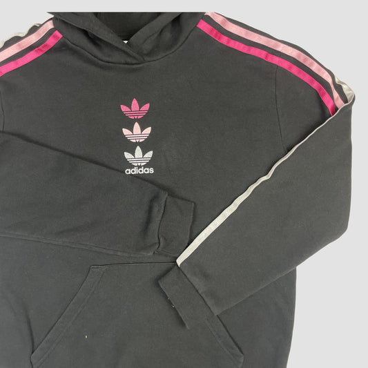 Schwarzer Adidas Originals Kinder-Hoodie mit rosa und grauen Streifen an den Schultern und Trefoil-Logo vorne, Größe 152. – detail