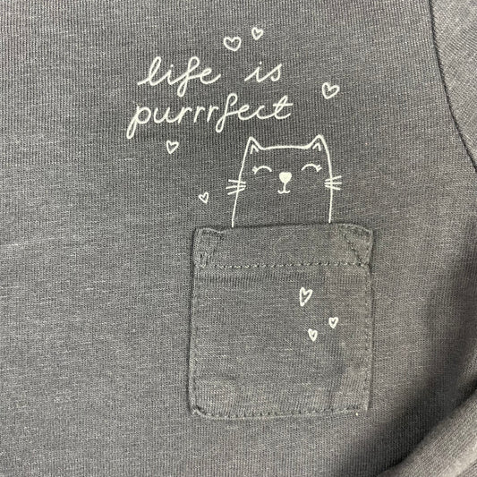 Dunkelgraues Langarmshirt von Tu mit kleiner Brusttasche und Katzenprint, Größe 4 Jahre (104) – detail