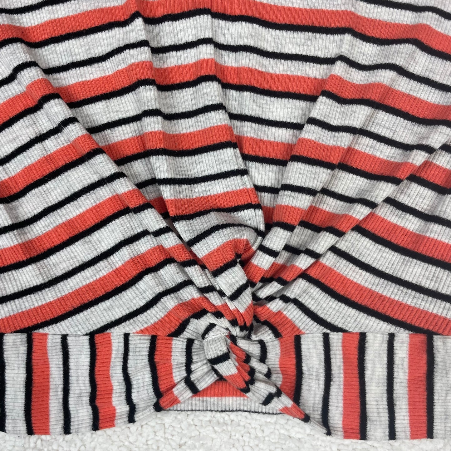 Gestreiftes New Look 915 Girls Ripp-T-Shirt mit Knotendetail, Größe 140/146 – detail