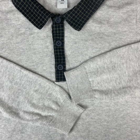 Grauer Tu Kinder-Pullover mit dunkelblau kariertem Polokragen, Größe 4–5 Jahre – detail