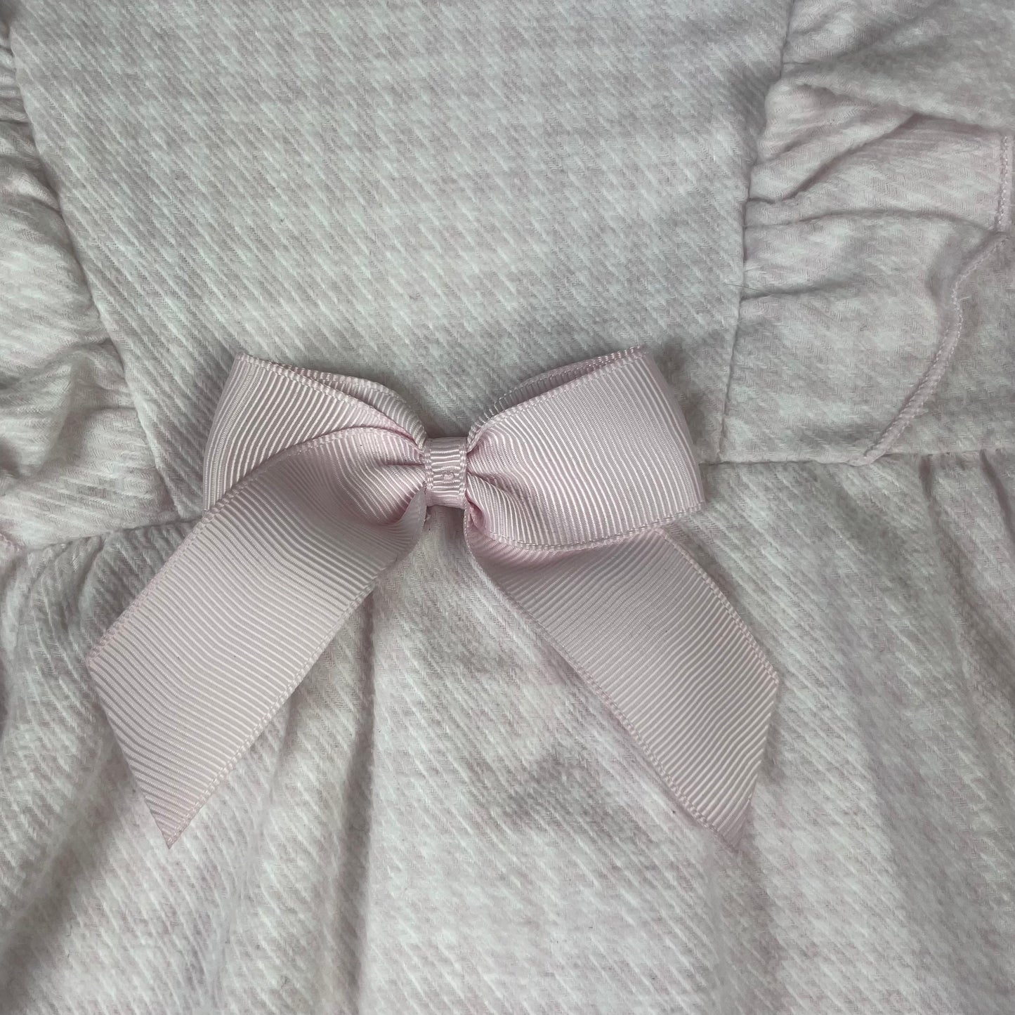 Rosa Rapife Babykleid mit Hahnentrittmuster, langen Ärmeln, Rüschen vorn und Schleife in der Taille, Größe 12M – detail