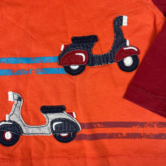 M&S Langarmshirt orange-rot mit Roller-Applikationen, Größe 72 (6–9 Monate) – detail