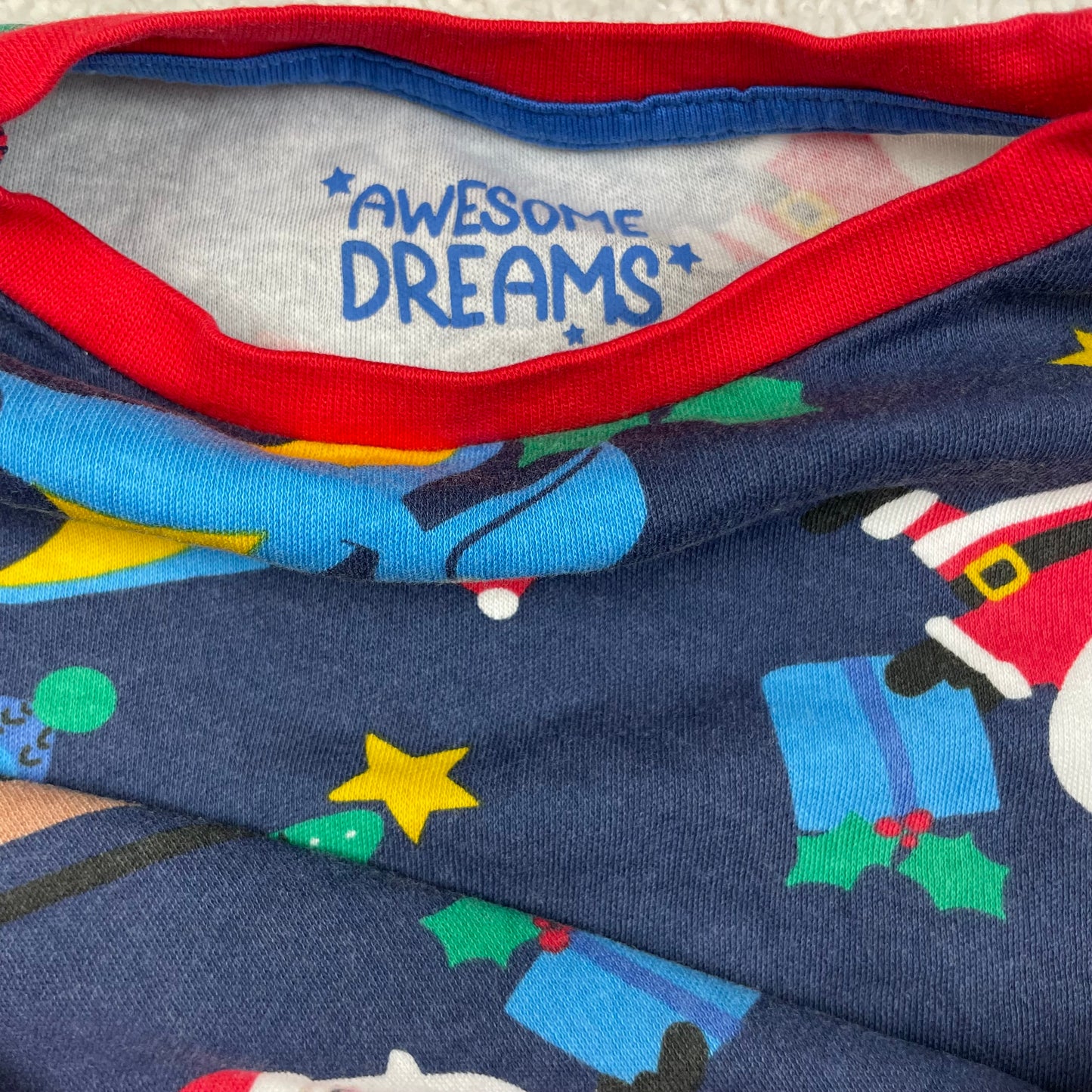 Dunkelblaues Schlafshirt mit Weihnachts- und Dino-Print, lange Ärmel, rote Bündchen, Größe 3–4 Jahre