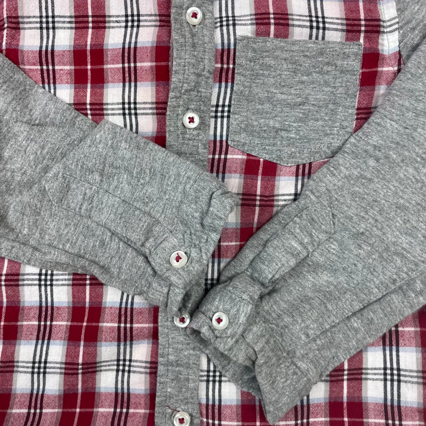 Rotes kariertes Kinderhemd mit grauen Jerseyärmeln und Brusttasche von baby M&Co, Größe 98 (2–3 Jahre) – detail