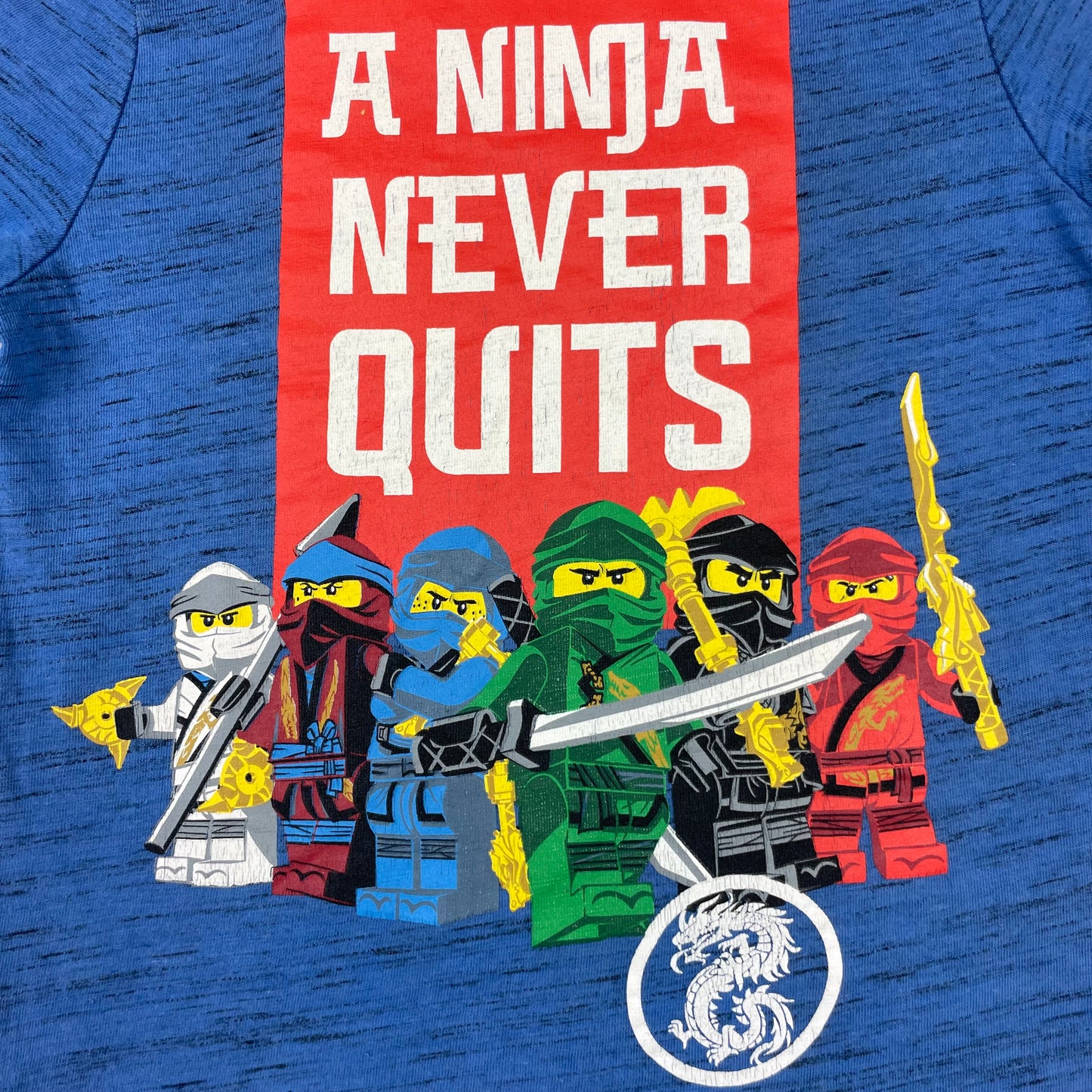 Blaues Nutmeg T-Shirt mit LEGO Ninjago Aufdruck „A NINJA NEVER QUITS“, Größe 3–4 Jahre – detail