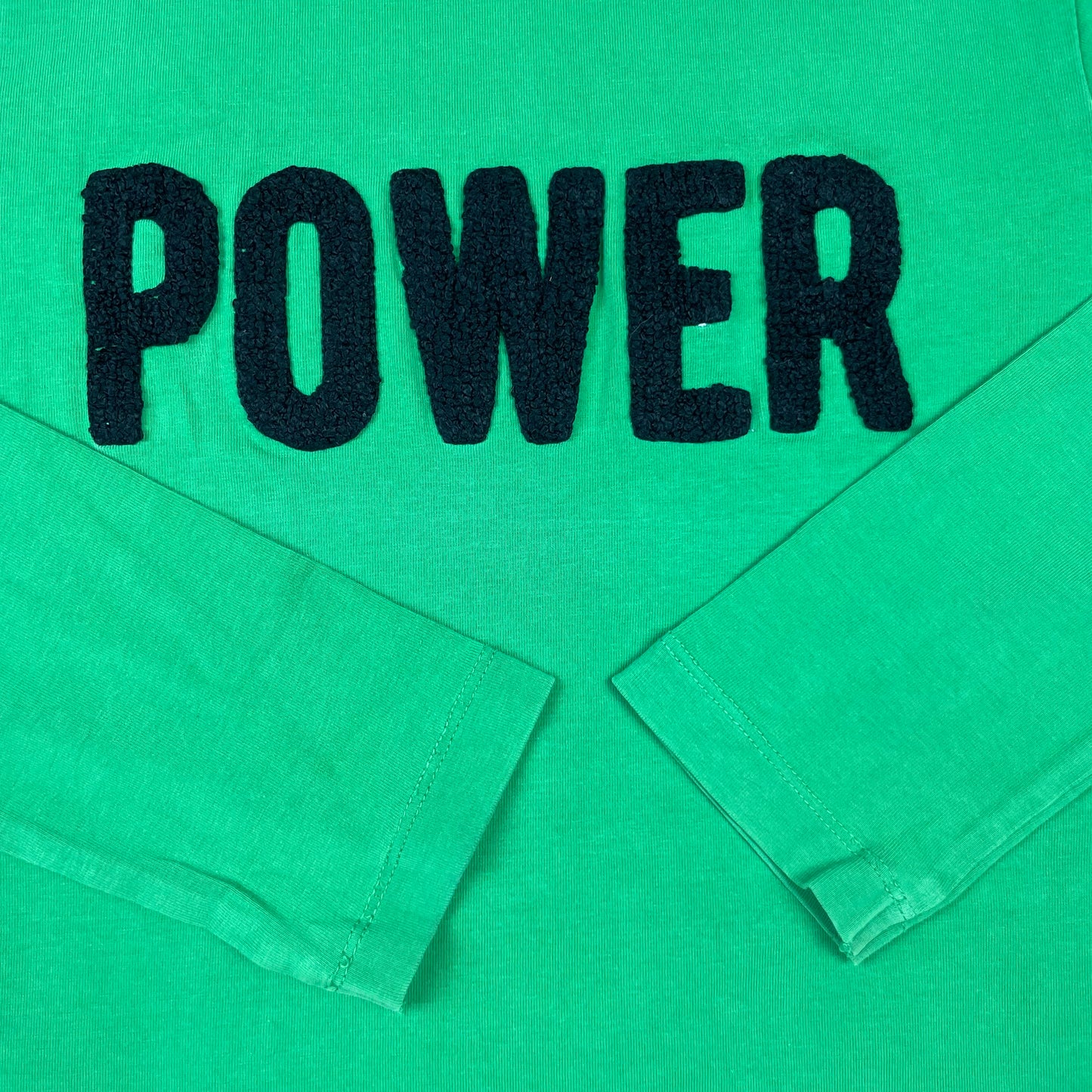 Grünes Langarmshirt mit schwarzem POWER-Schriftzug von name it, Größe 134-140 – detail