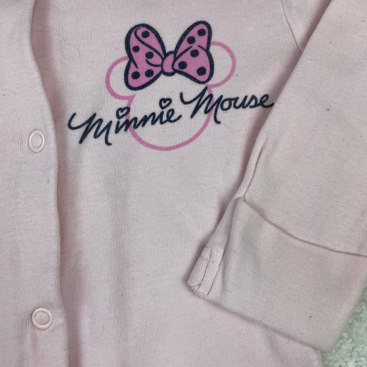 Rosa Minnie Mouse Baby-Schlafanzug mit Füßen und Druckknöpfen vorne, Größe 3–6 Monate – detail