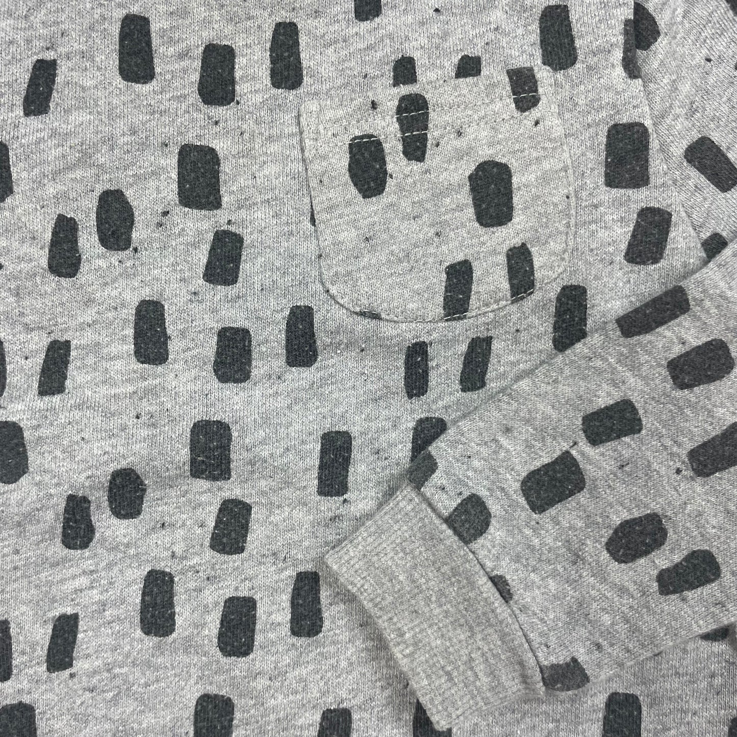 Grauer PEP&CO Sweatshirt-Pullover mit schwarzem Allover-Muster und Brusttasche, Größe 92–98 (2–3 Jahre) – detail
