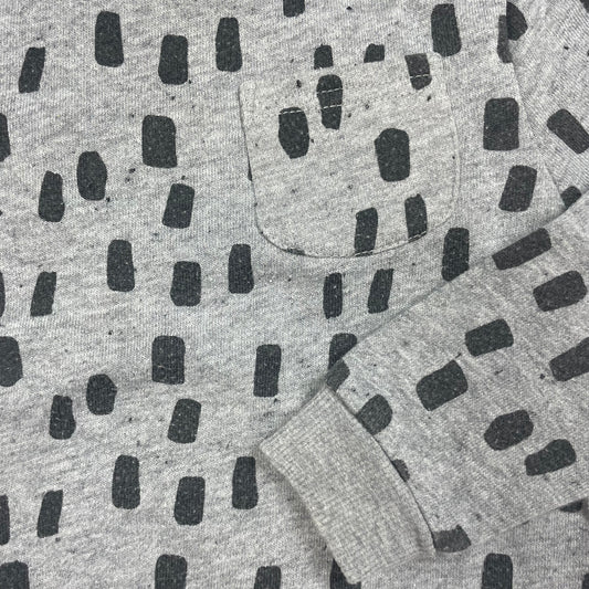 Grauer PEP&CO Sweatshirt-Pullover mit schwarzem Allover-Muster und Brusttasche, Größe 92–98 (2–3 Jahre) – detail