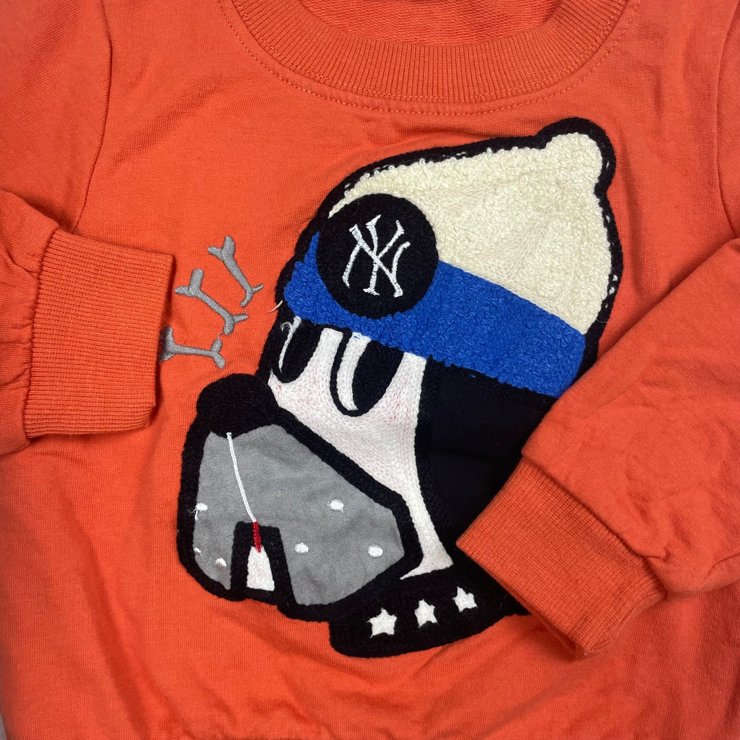 Oranger Kinderpullover mit Hund-Applikation von Zhe Mi Fang in Größe 110 – detail