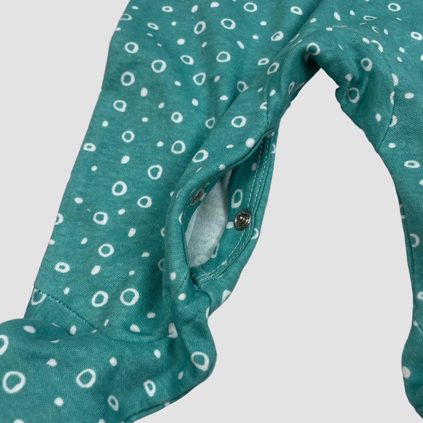 Türkiser Baby-Strampler mit weißen Punkten, ärmellos, mit Füßen 2