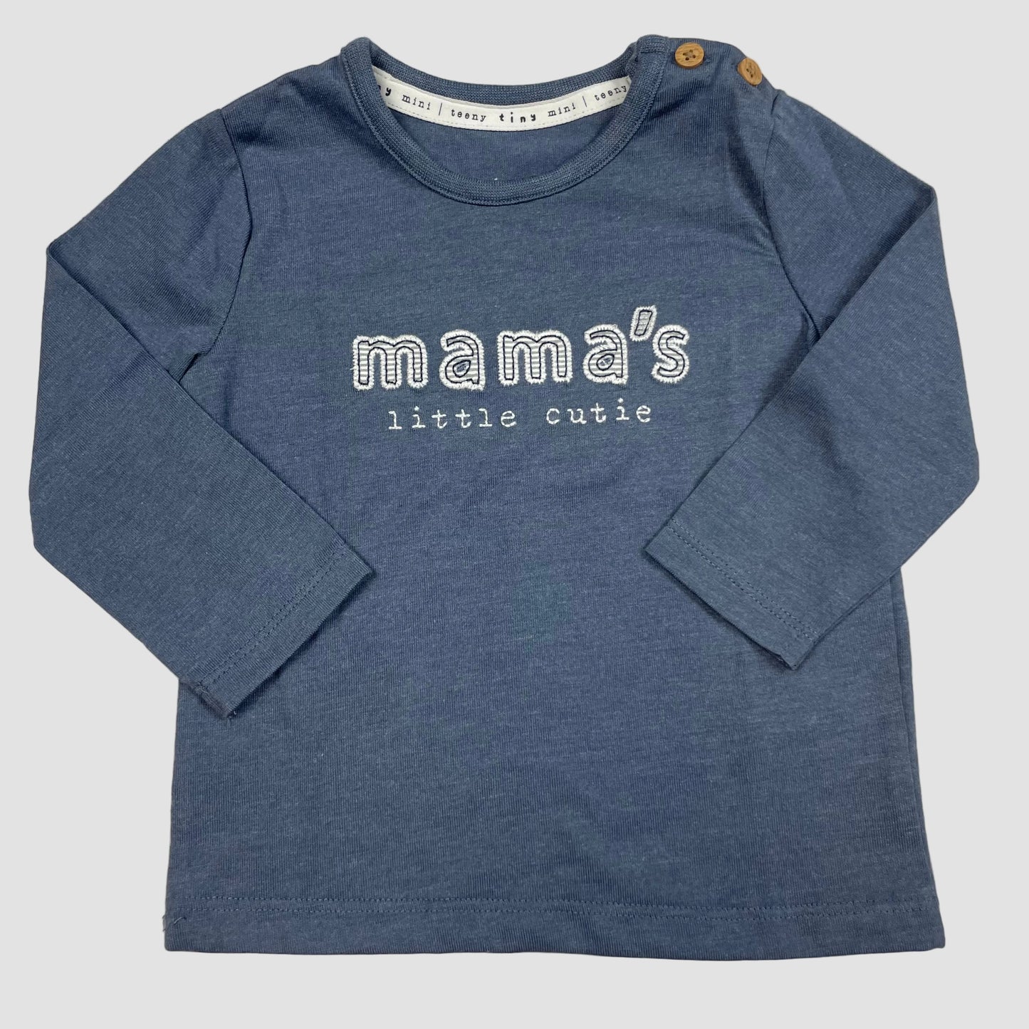 Blaues Langarmshirt von George mit Schriftzug „mama's little cutie“ und Schulterknöpfen, Größe 6–9 Monate