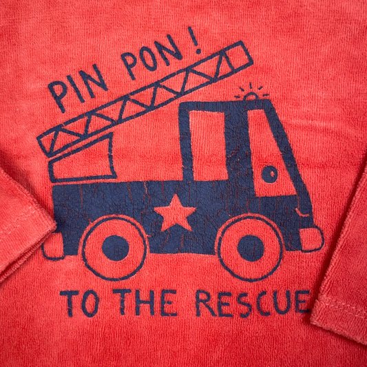 Roter Baby-Pullover von In Extenso mit dunkelblauem Feuerwehrauto-Print und Schulter-Druckknöpfen, Größe 80. – detail