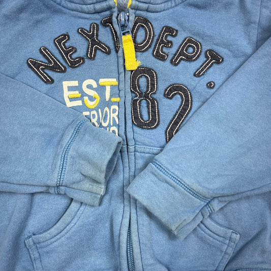 Blaue Next Kapuzenjacke aus Sweat mit Reißverschluss und Zahl 82 vorn, Größe 104 – detail