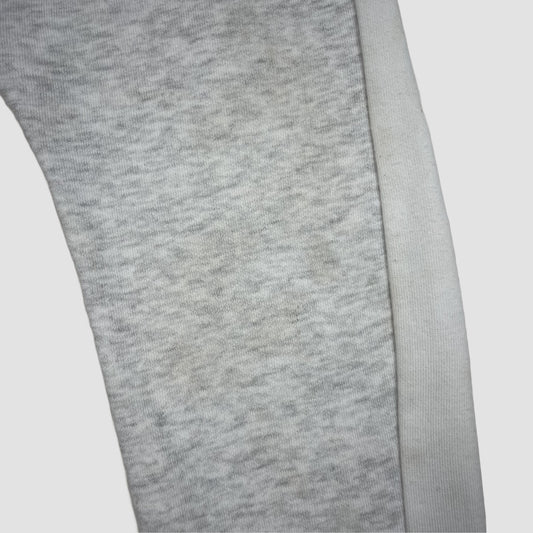 Graue Jogginghose mit weißen Seitenstreifen, Größe 18–23 Monate – detail