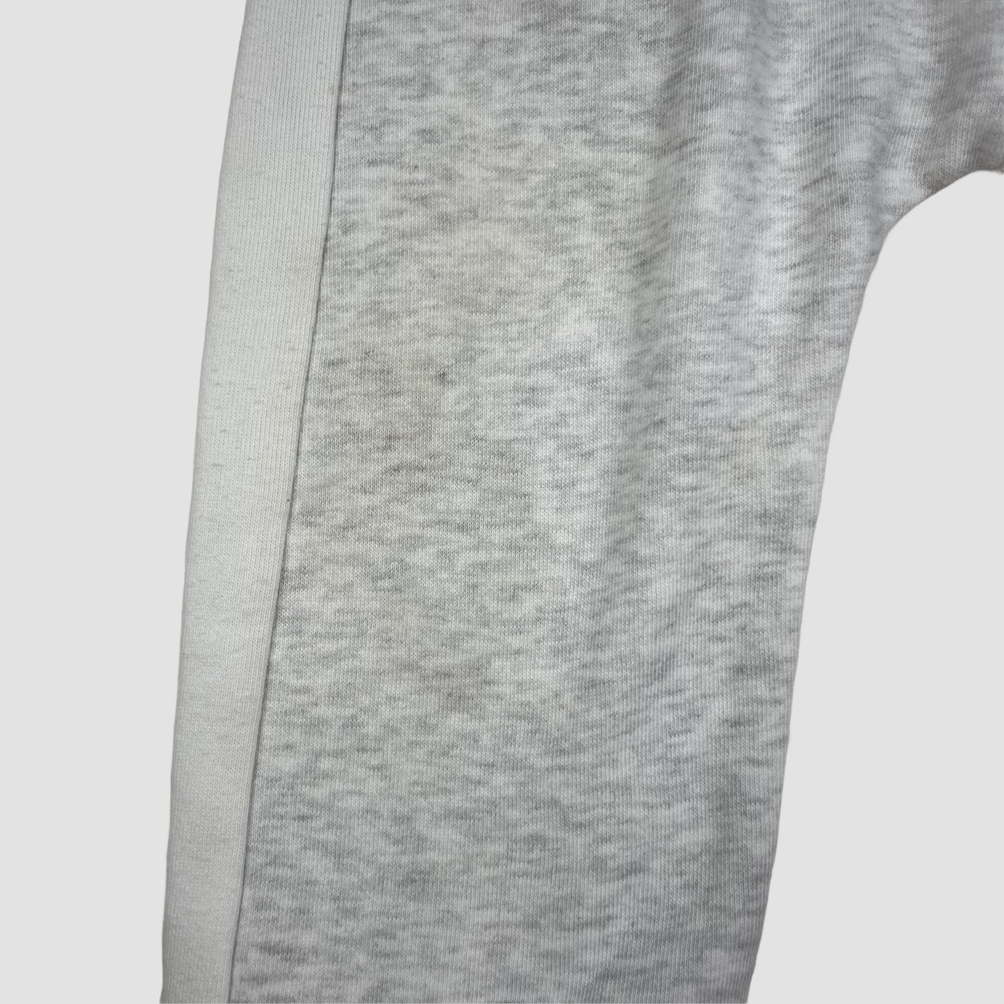 Graue Jogginghose mit weißen Seitenstreifen, Größe 18–23 Monate – label