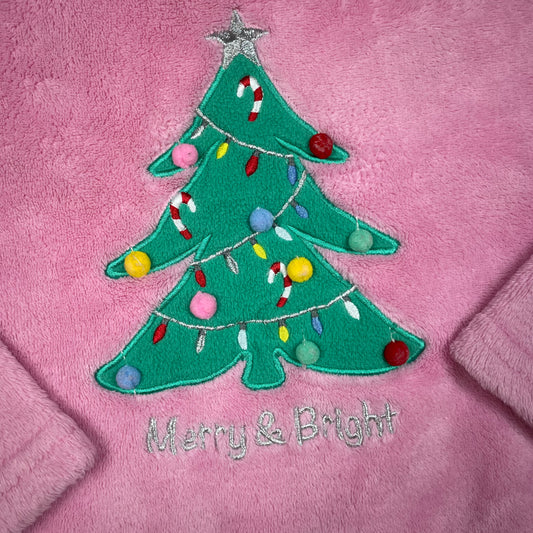 Rosa Fleece-Pullover mit Weihnachtsbaum-Applikation von Primark in Größe 116 – detail