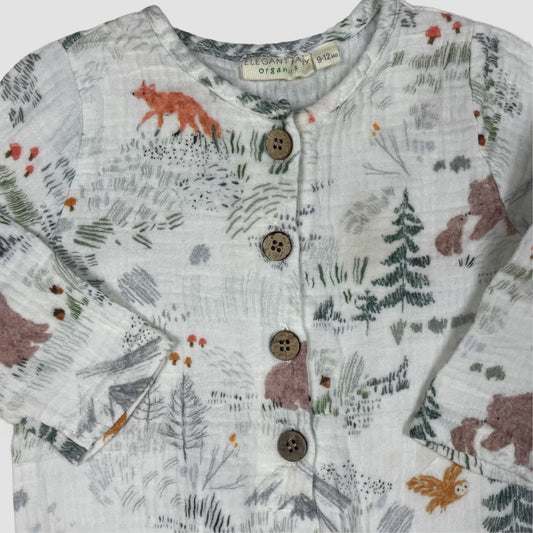 Weißer Baby-Overall mit Waldtier-Print und Holzknöpfen, Größe 9–12 Monate – detail
