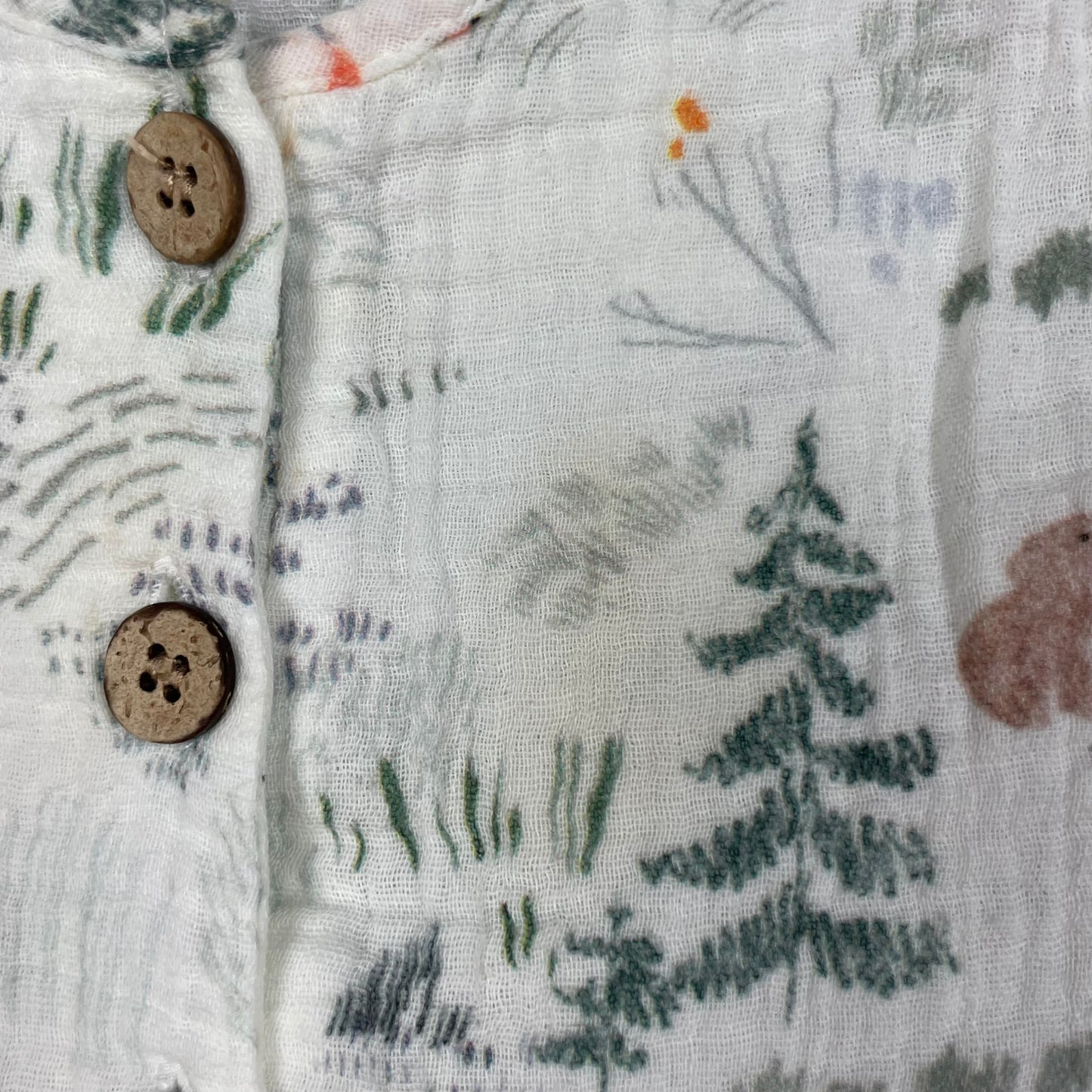 Weißer Baby-Overall mit Waldtier-Print und Holzknöpfen, Größe 9–12 Monate 5