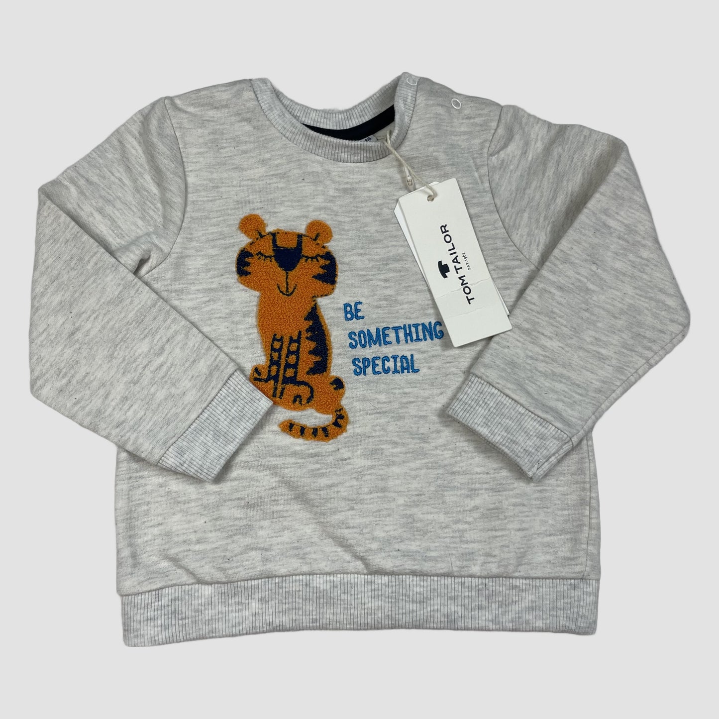 Graues Tom Tailor Baby-Sweatshirt Größe 86 mit Tiger-Applikation und Etikett – front
