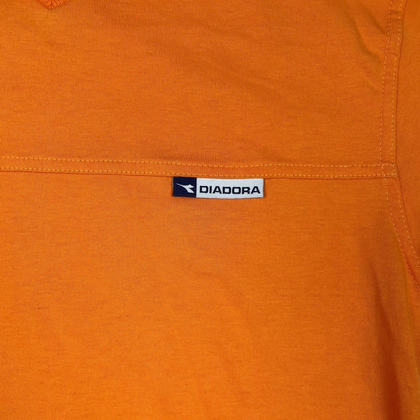 Oranges Baumwoll-T-Shirt mit V-Ausschnitt und Logo-Detail, Größe 158 – detail