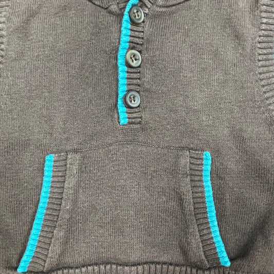 Brauner ärmelloser Kapuzenpullover für Babys mit türkisen Abschlüssen und Kängurutasche, Größe 3–6 Monate – detail