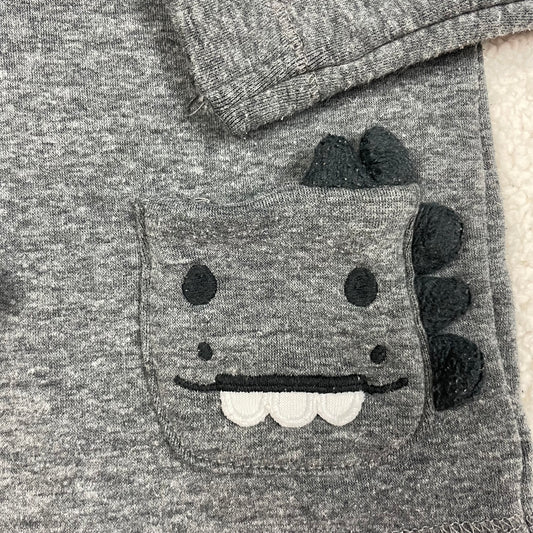 Graues Baby-Sweatshirt mit Dino-Tasche und Schulterknöpfen, Größe 3–6 Monate – detail