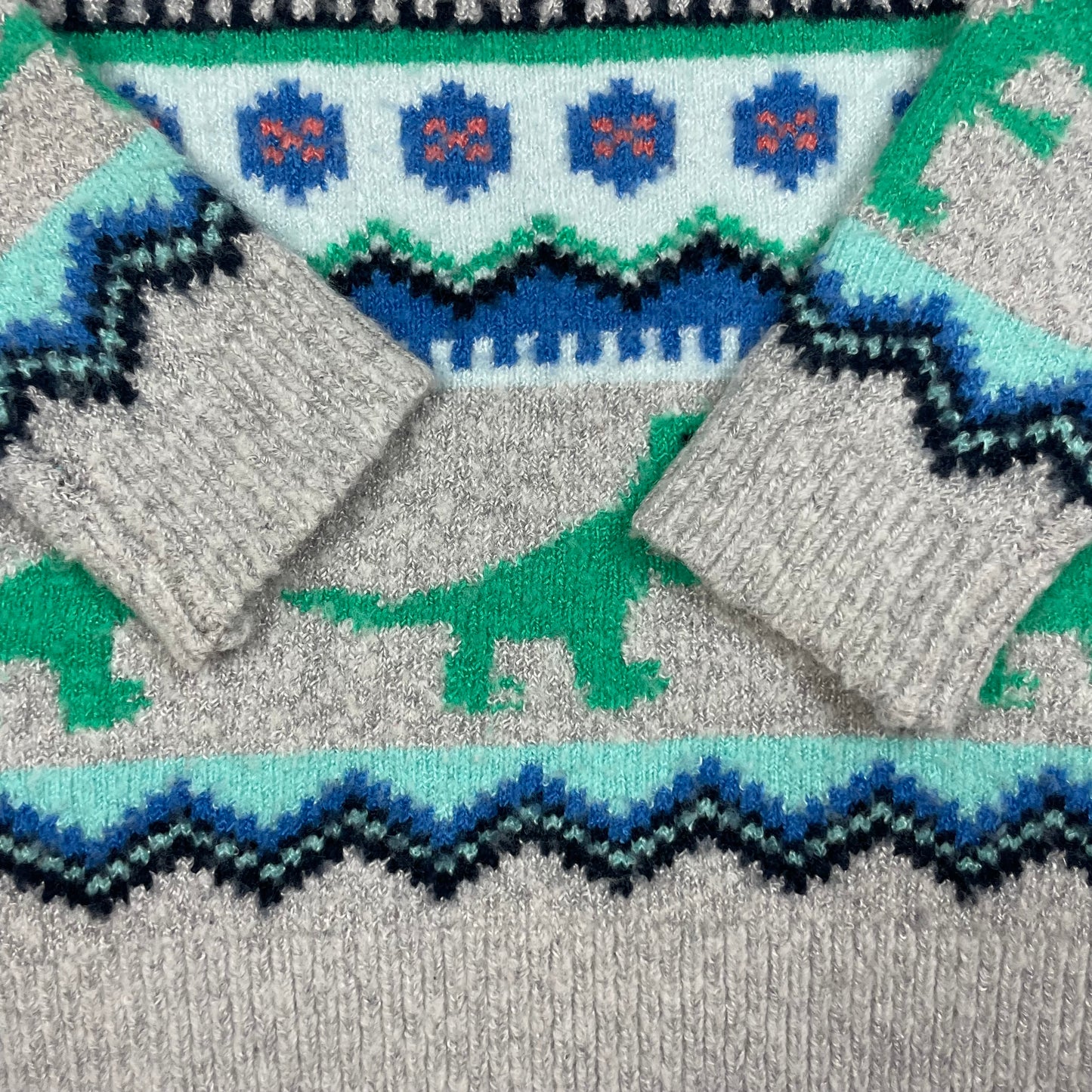 Grauer Baby-Pullover mit Dinosaurier-Muster und Schulterknöpfen, Größe 6–9 Monate detail