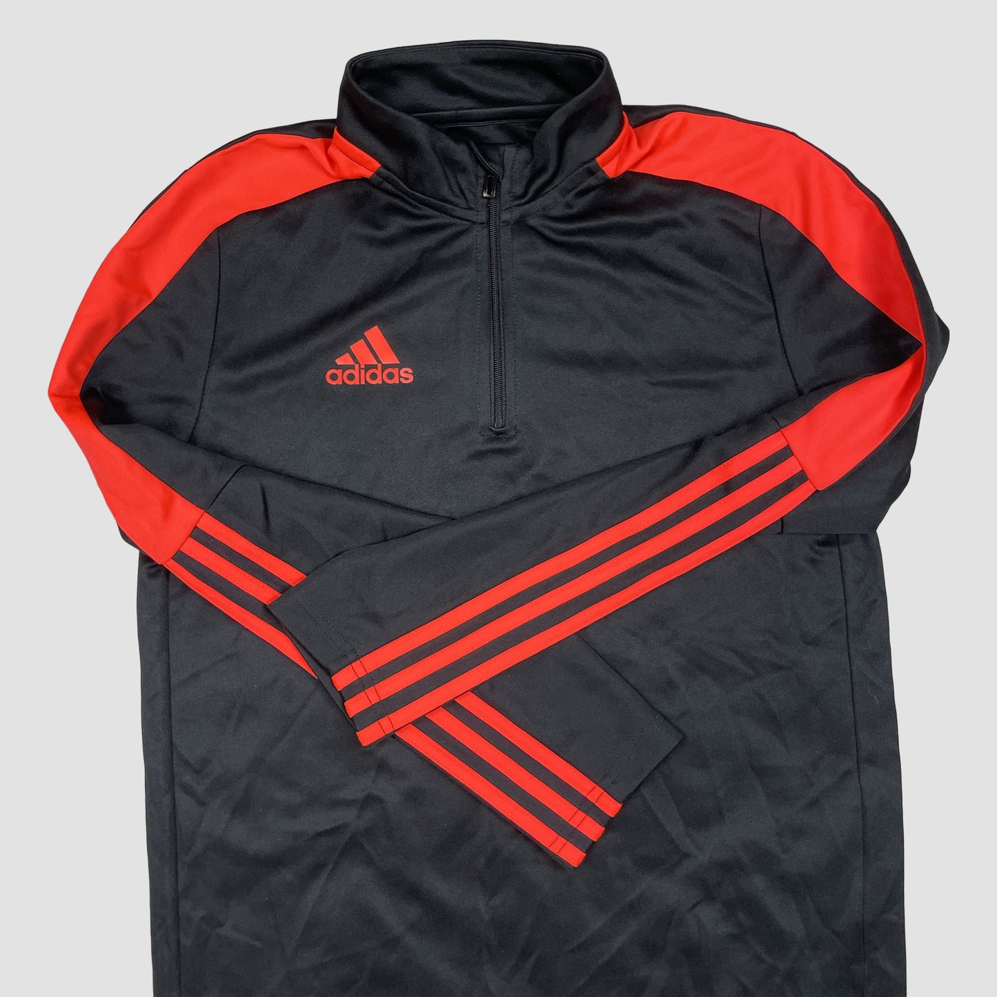 Schwarzer Trainingspullover mit roten Streifen und 1/4-Zip 2