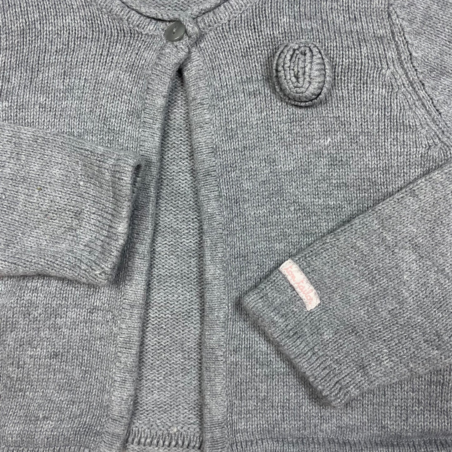 Graue Strickjacke von Tom Tailor, Größe 92, mit Rosetten-Detail und Ein-Knopf-Verschluss – detail