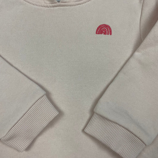 Rosa Baby-Kapuzenpullover mit kleiner Regenbogen-Stickerei, Größe 12–18 Monate – detail