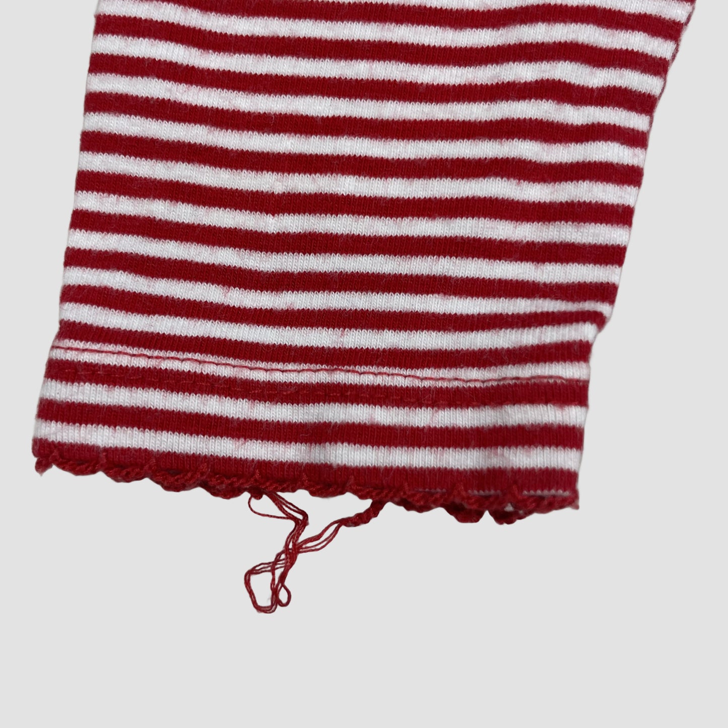 Rot-weiß gestreifte Baby-Leggings – detail