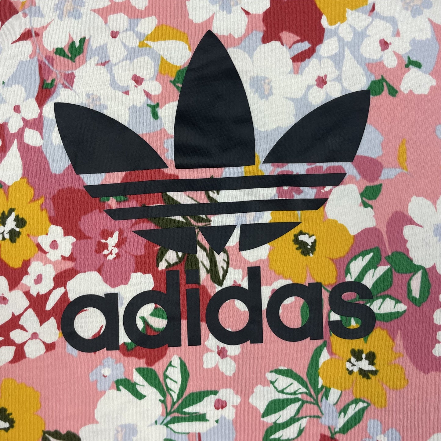 Adidas Kinder-Set: geblümtes T-Shirt in Rosa mit Logo und passende rosa Leggings mit weißen Streifen, Größe 3–4 Jahre