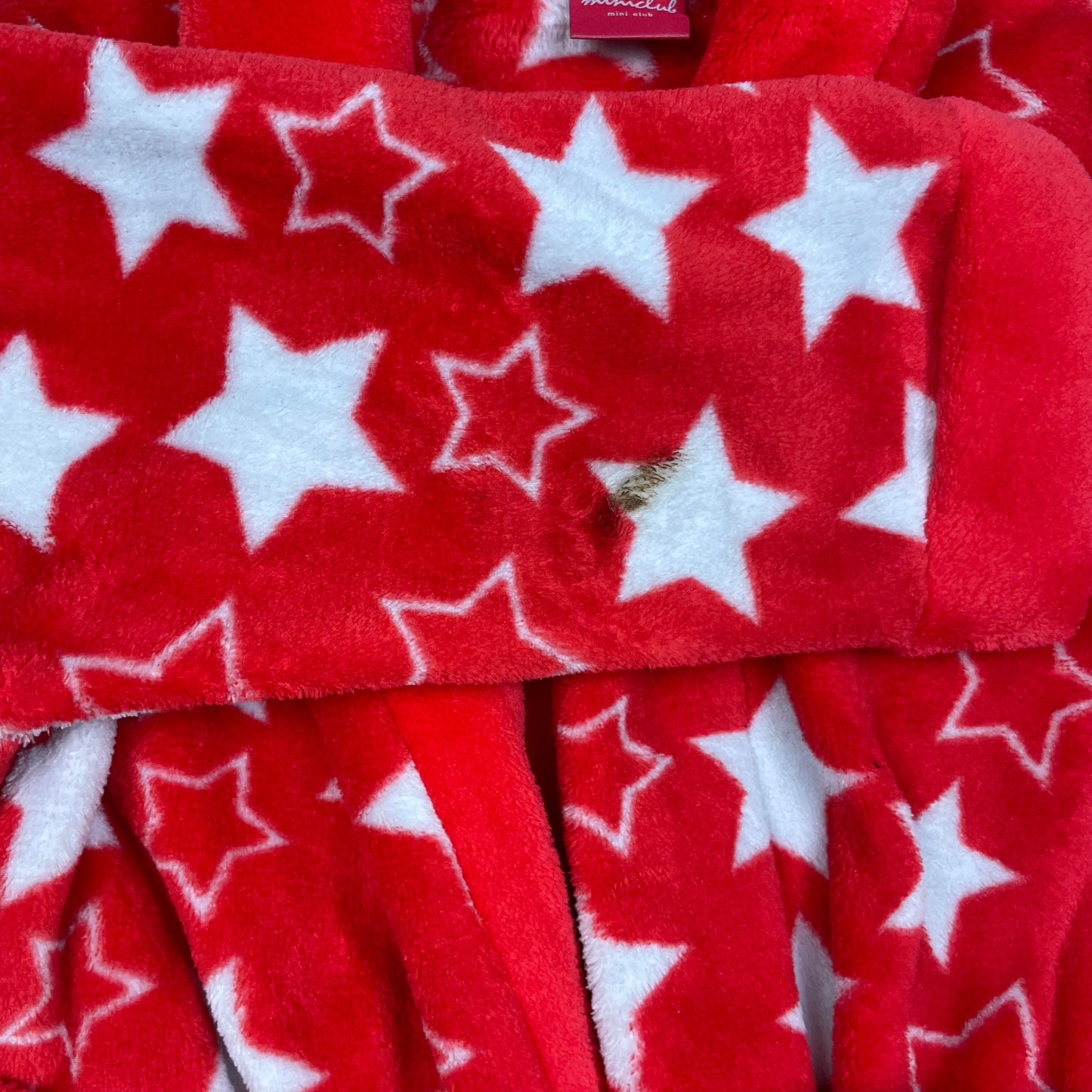 Roter Kinder-Fleece-Bademantel mit weißen Sternen, Gürtel und Taschen, Größe 4–5 Jahre – flatlay