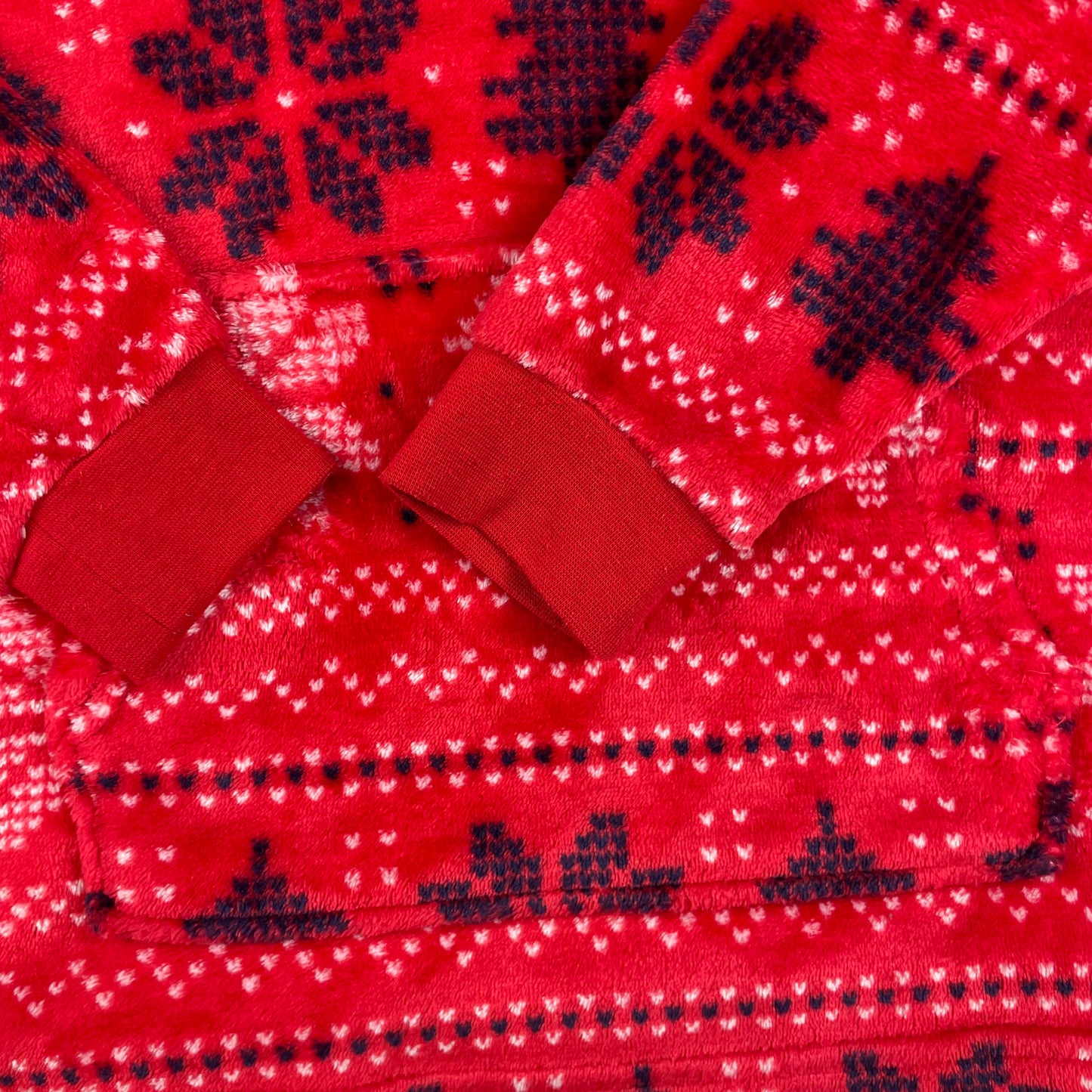 Roter Fleece-Hoodie mit Norwegermuster, Kapuze und Kängurutasche, Größe 2–4 Jahre – detail