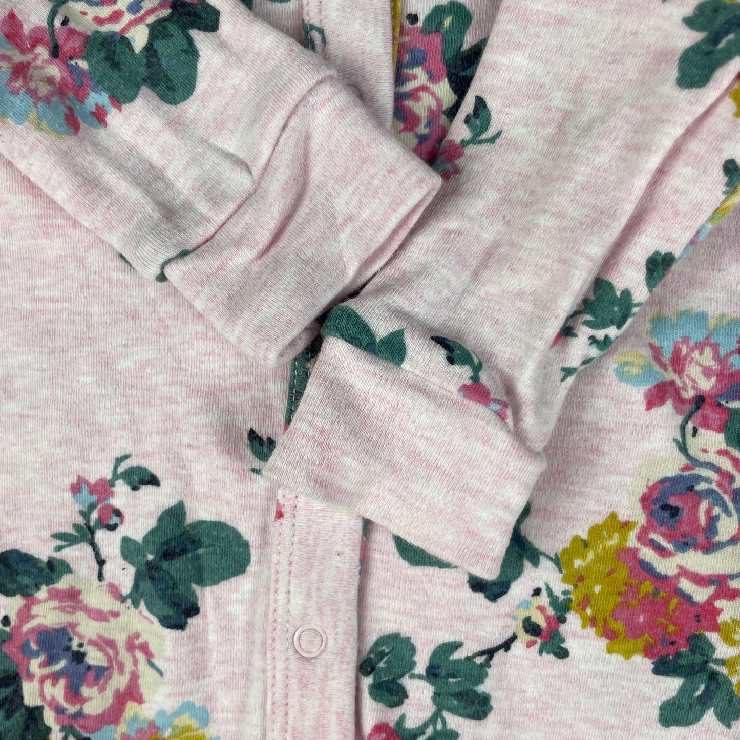 Rosa geblümter Schlafoverall aus Baumwolle mit Druckknöpfen, Größe 0–3 Monate – sleeve