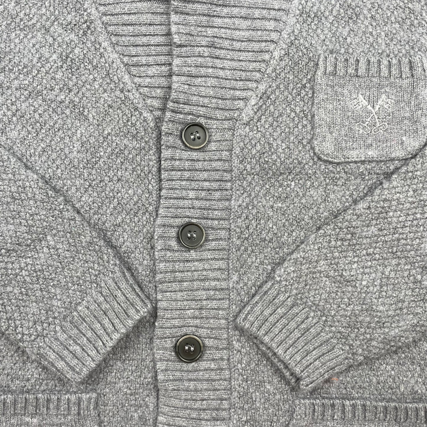 Graue Kinder-Strickjacke mit Knopfleiste, Schalkragen, Ellenbogenpatches und Taschen, Größe 116 – detail