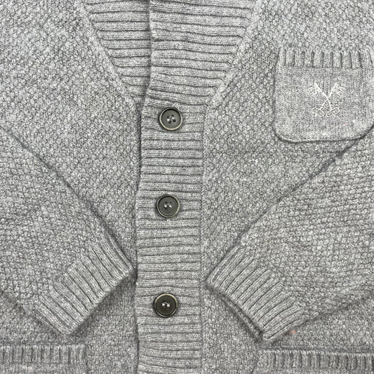 Graue Kinder-Strickjacke mit Knopfleiste, Schalkragen, Ellenbogenpatches und Taschen, Größe 116 – detail