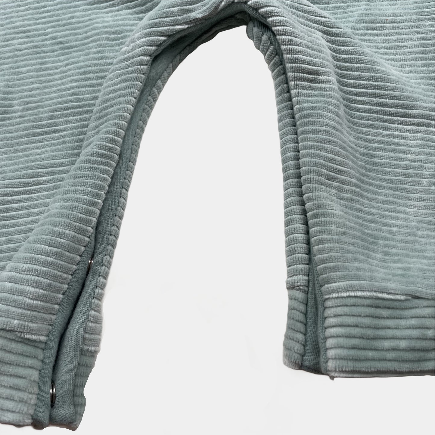 Mintgrüner gestreifter Baby-Overall mit Dino-Stickerei von Nutmeg, Größe 80 (9–12 Monate) – detail