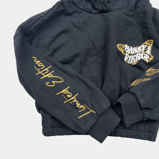 Schwarzer Kinder-Hoodie mit "Sassy & Fierce" und Schmetterlingen, Größe 8 Jahre – detail