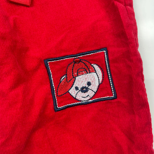 Rote Cordhose für Kleinkinder mit Bären-Patch – detail