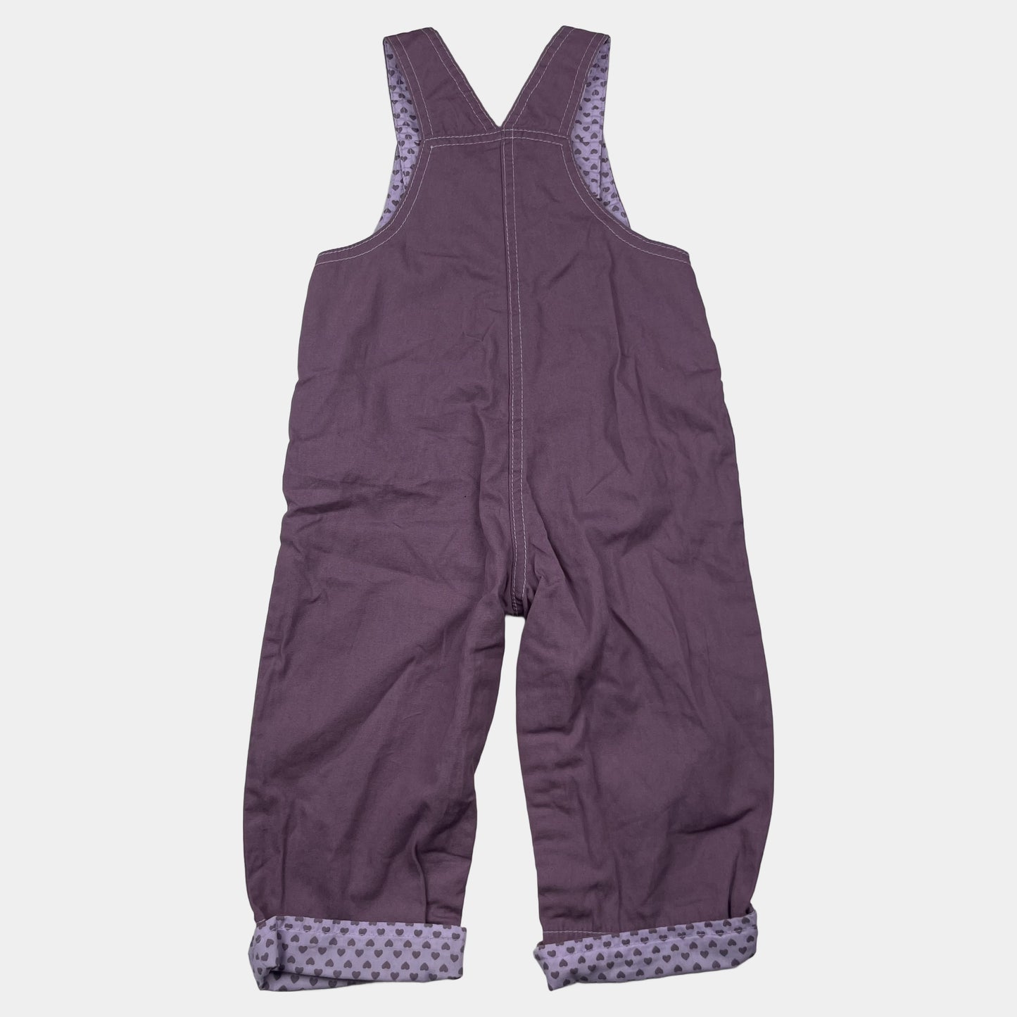 Lila Latzhose mit Tierapplikation und Herzdetails, Größe 12–18 Monate – back