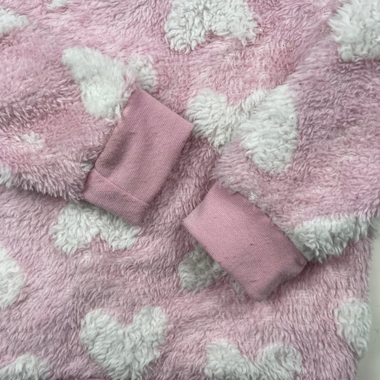 Rosa flauschiger Kinderpullover mit weißen Herzen, Größe 3–4 Jahre