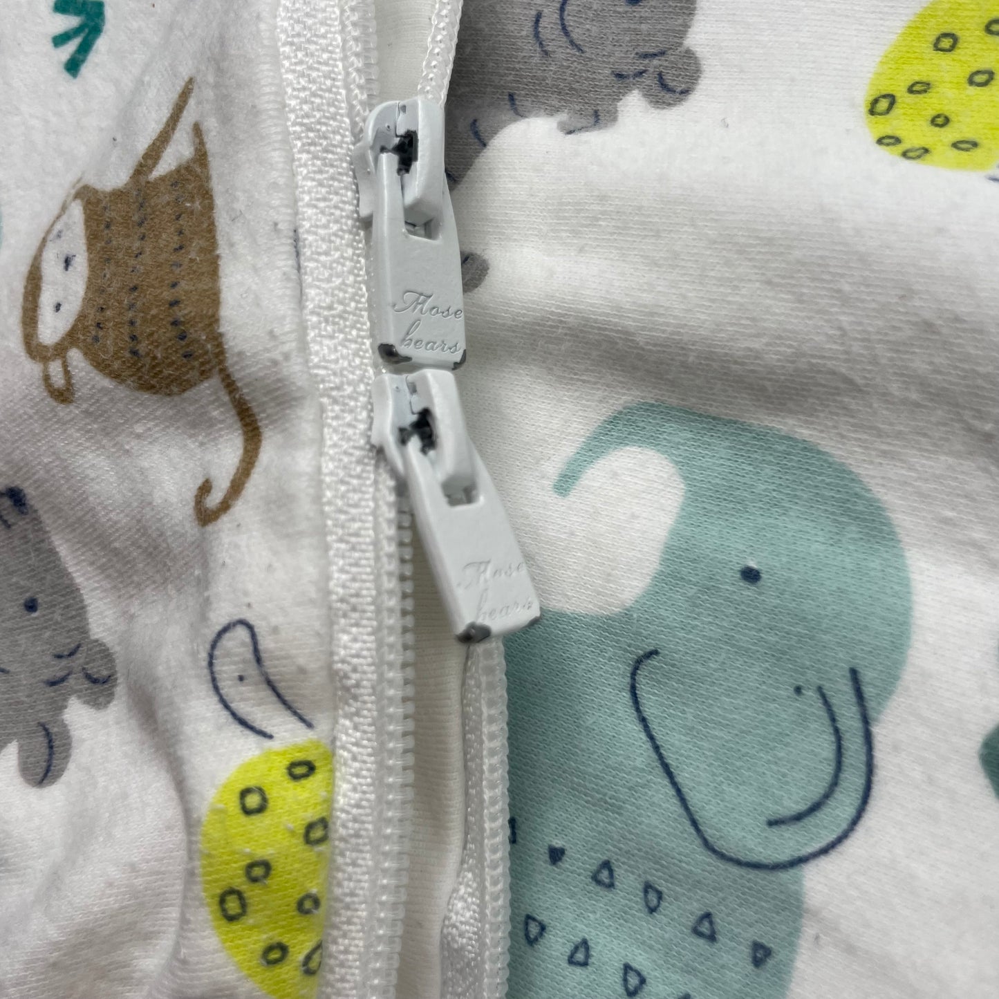 Weißer Babyschlafsack mit Tiermotiv, Größe S, seitlicher Reißverschluss und Druckknöpfe an den Schultern – zip