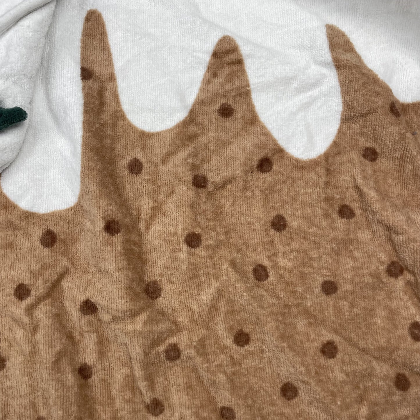 Brauner Kapuzenponcho mit Pudding-Design, Punkten und Stechpalmen-Applikation – inside