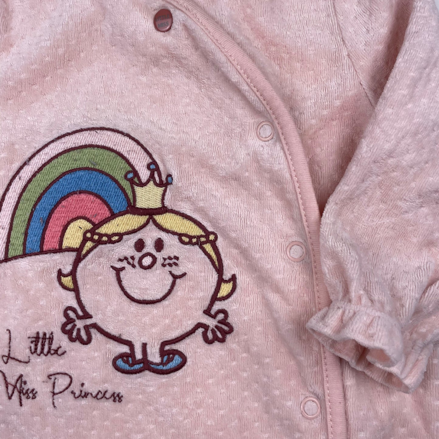 Rosa Baby-Schlafanzug mit Regenbogen und Little Miss Princess, Größe 3–6 Monate – detail