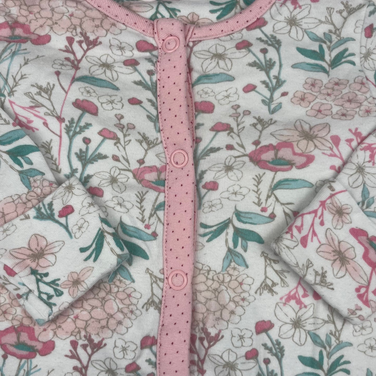 Weißer Schlafanzug mit Blumenmuster, rosa Knopfleiste und Füßen, Größe 0–3 Monate – detail